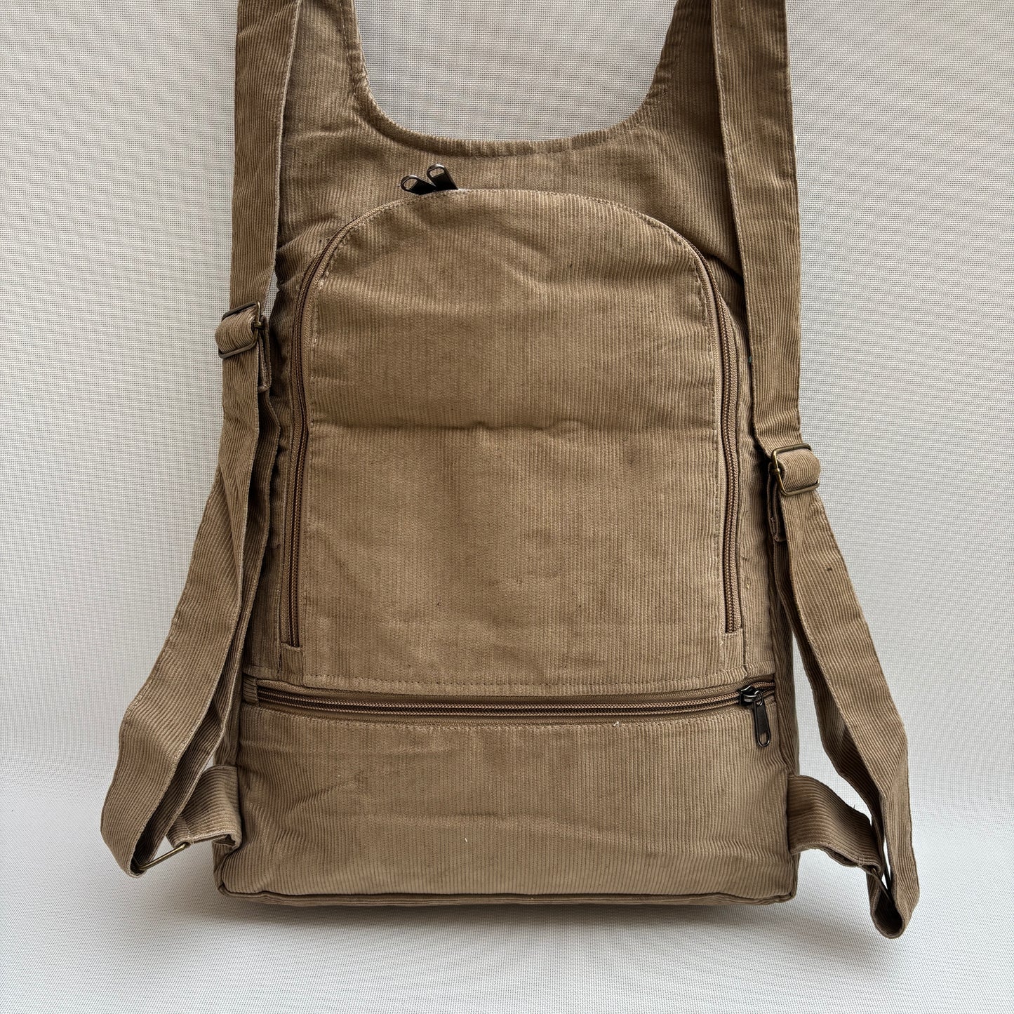 Mochila Multibolsillos Antirrobo "Katmandú" Camel · Pieza núm. 16501