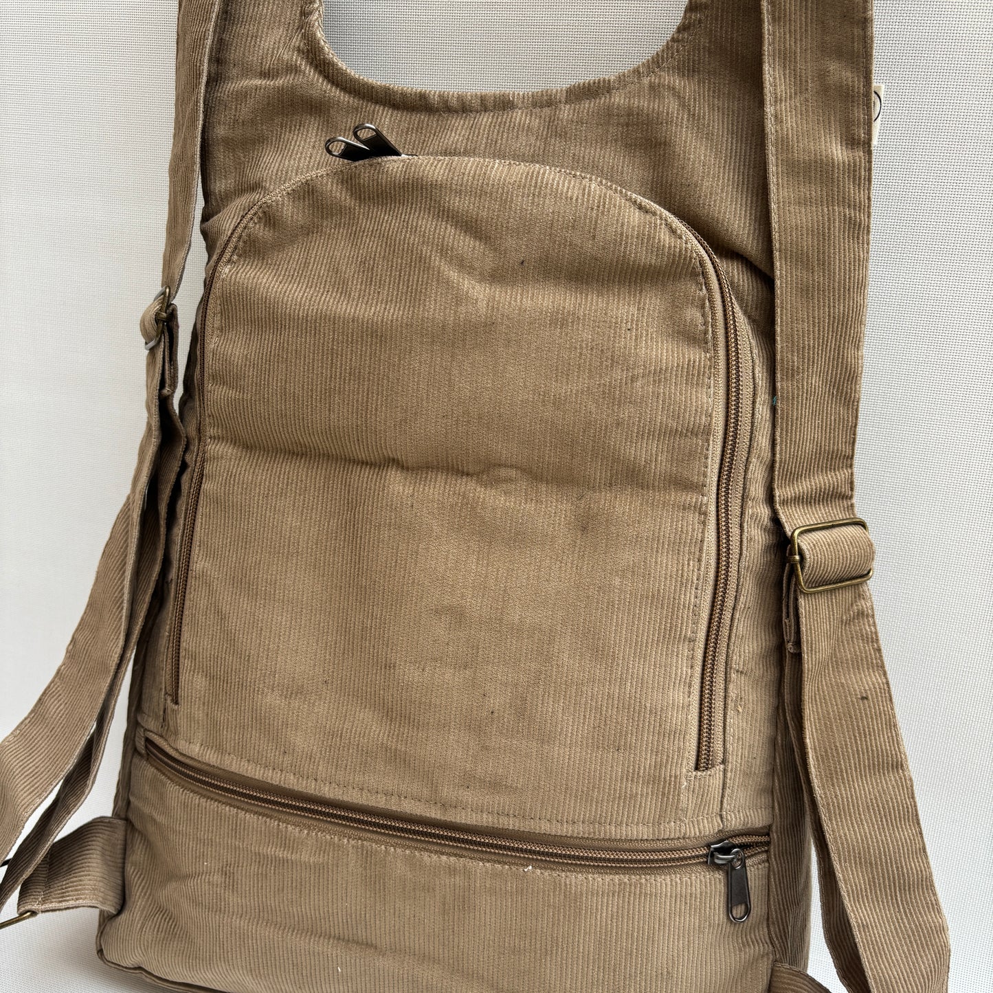 Mochila Multibolsillos Antirrobo "Katmandú" Camel · Pieza núm. 16501