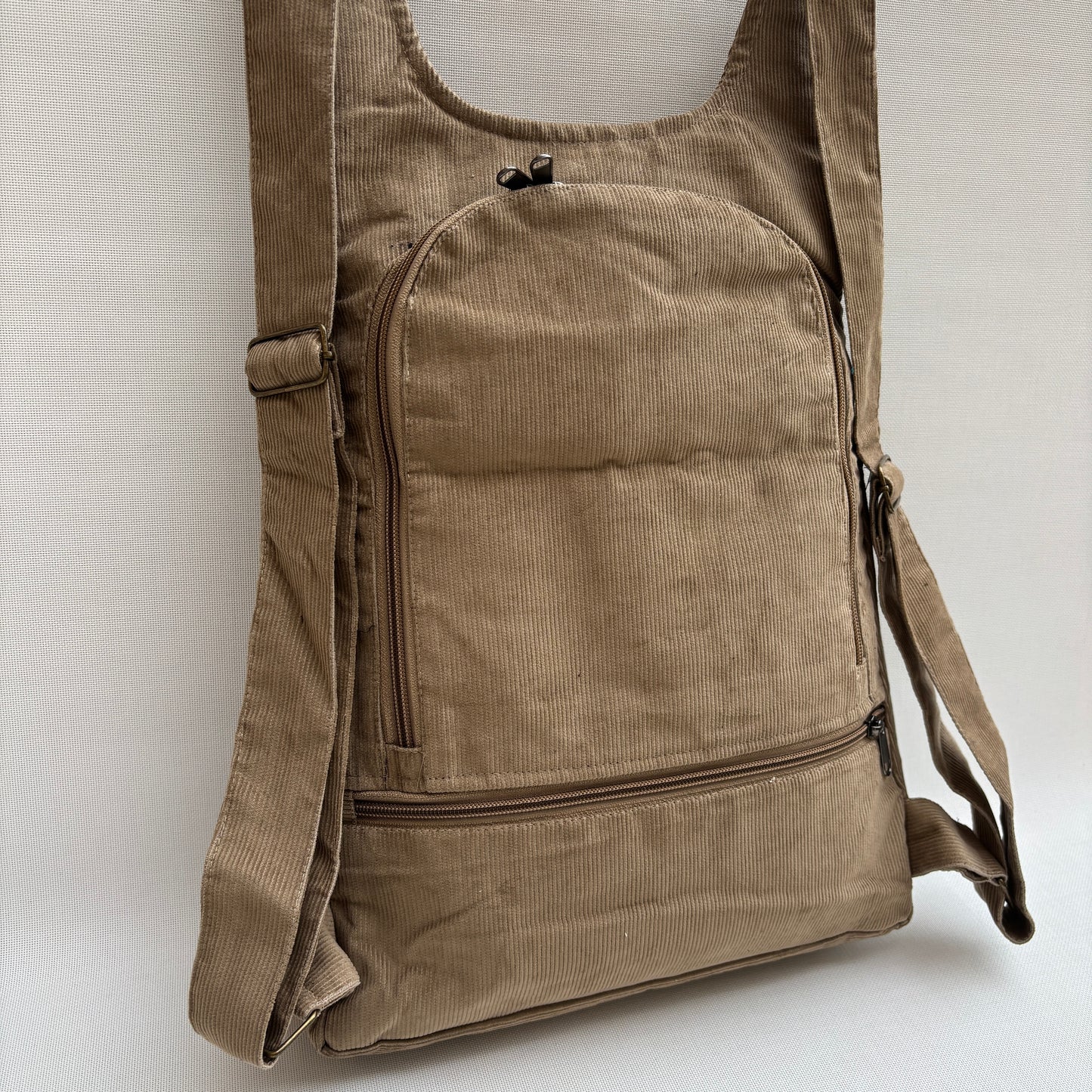 Mochila Multibolsillos Antirrobo "Katmandú" Camel · Pieza núm. 16501