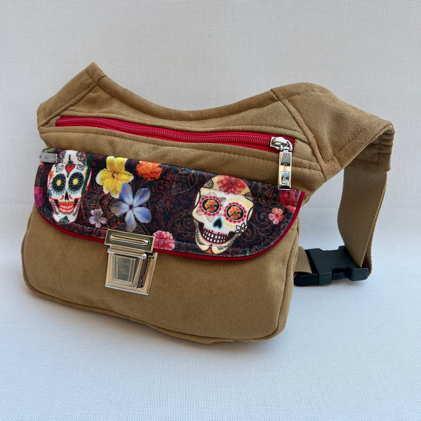 Spezielles Brown &amp; Skulls Suede + Gesäßtasche Einzelstück Nr. 13396